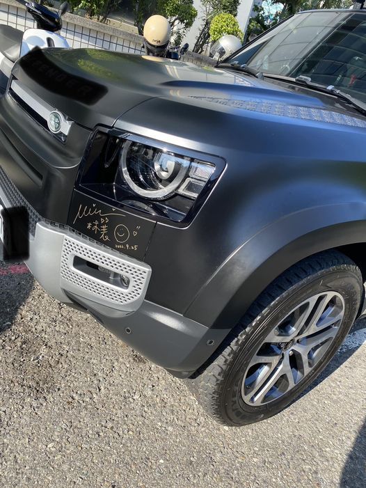 一輛全新的Land Rover Defender 車頭燈前有樂天女孩（Rakuten Girls）林襄的親筆簽名。 圖擷自臉書