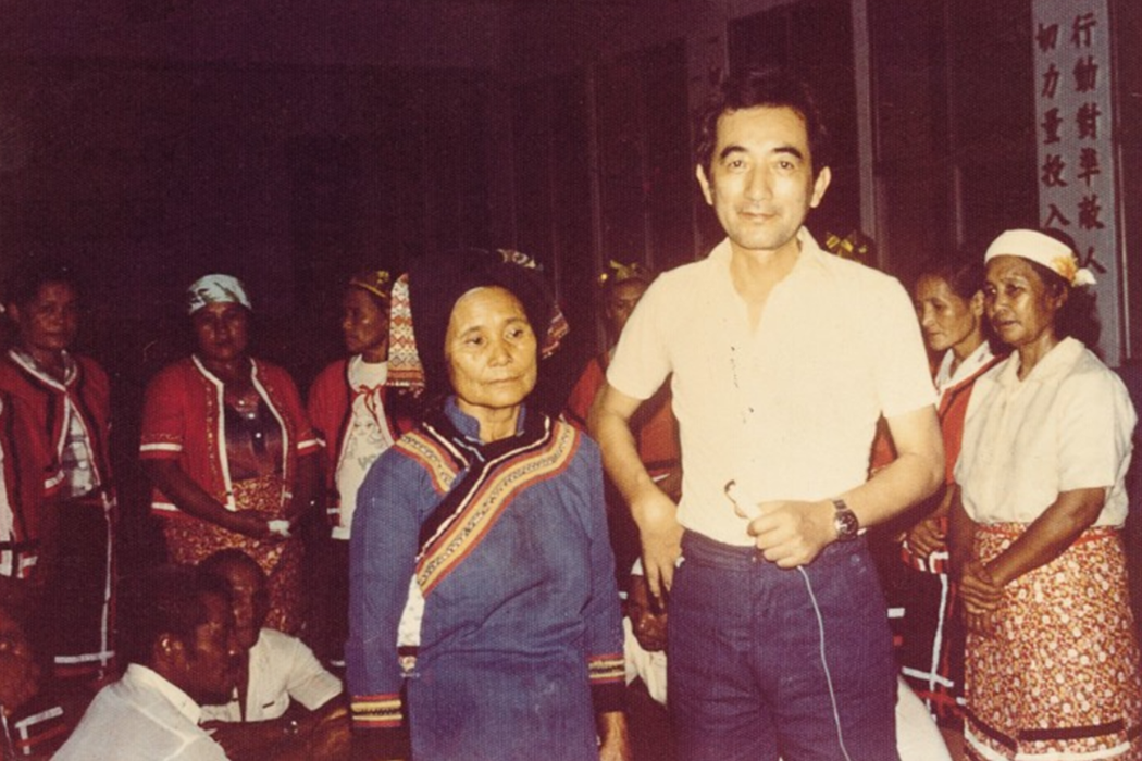 圖為許常惠（右）1978年8月6日在臺東縣卓溪鄉訪布農族。 圖／臺灣音樂館