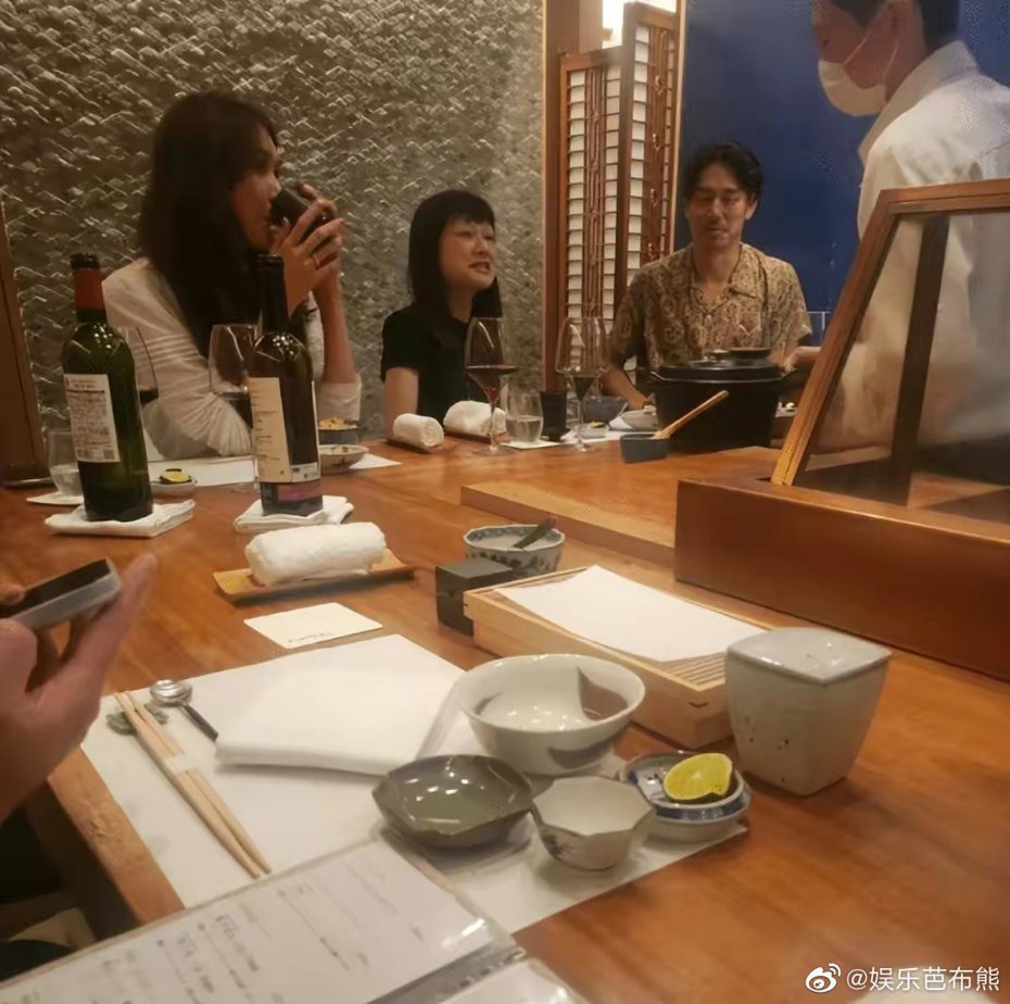網友在東京餐廳巧遇林志玲、AKIRA。 圖／擷自微博