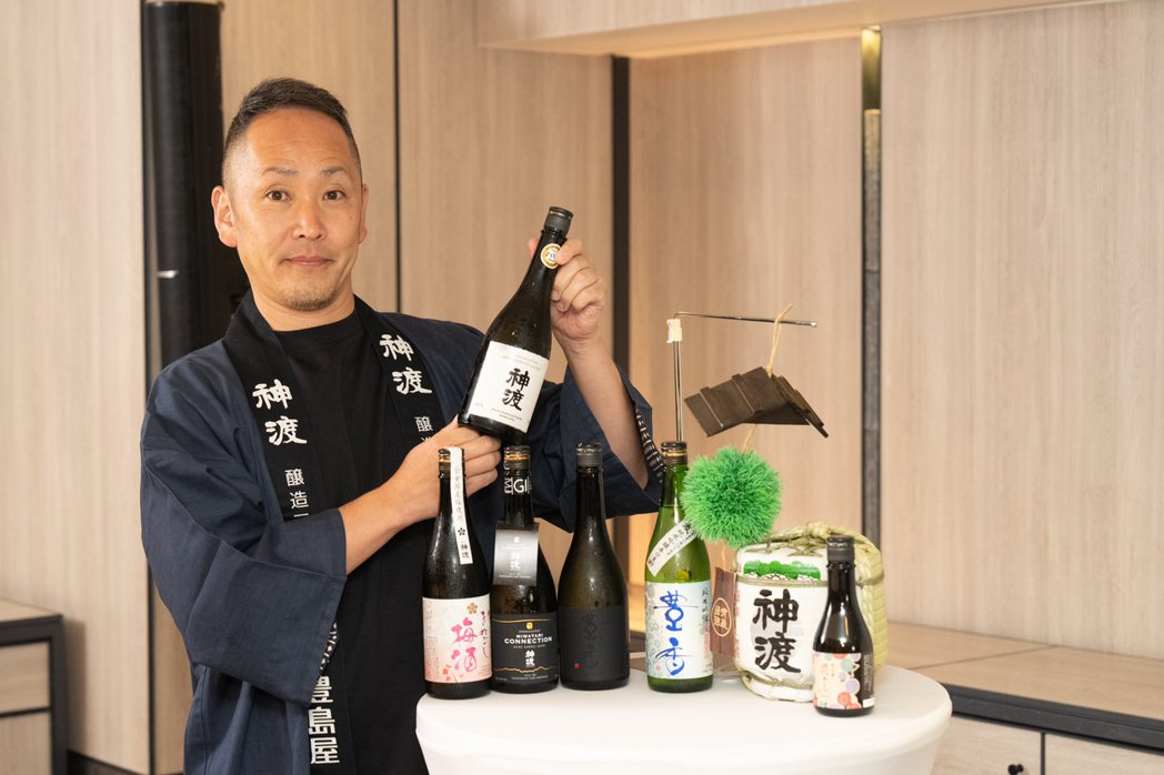 豊島屋負責人林慎太郎展示此次幾款魅力清酒與梅酒。 綠芽酒藏/提供