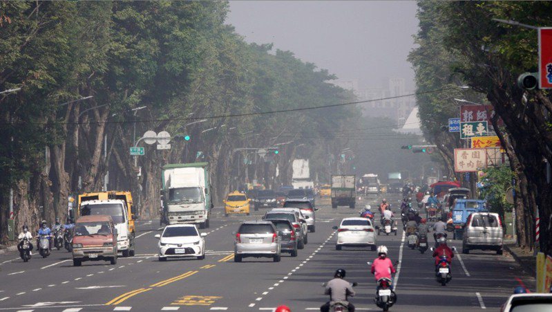學者表示，台灣PM2.5的成因，除了東北季風挾境外污染物外，中南半島、印尼的火耕也會有影響。 聯合報系資料照／記者劉學聖攝影