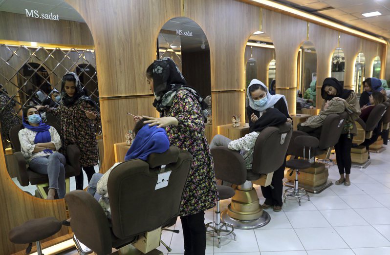 阿富汗塔利班（Taliban）政權的「勸善懲惡部」今天證實，政府已下令全國各地的美容院在一個月內關閉。 美聯社