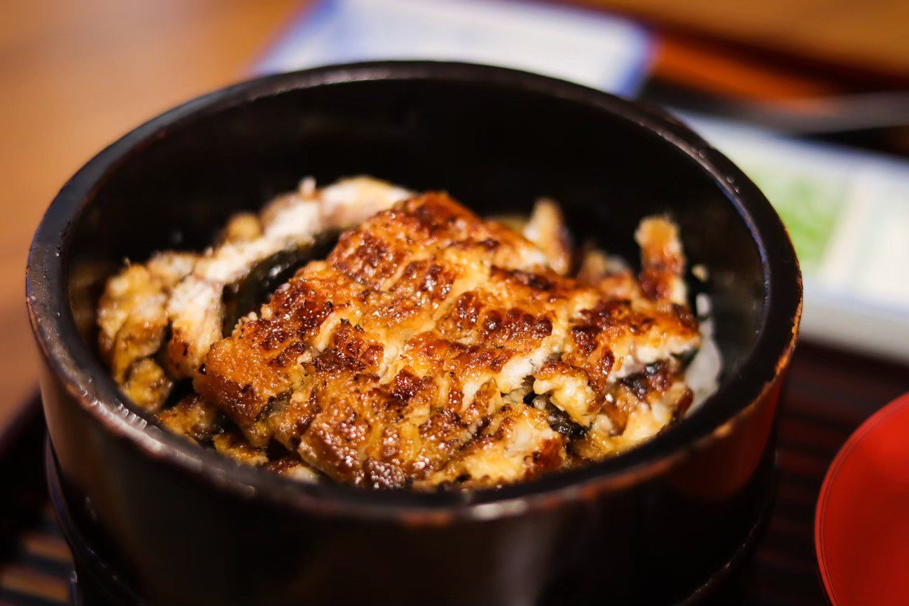 「鰻櫃定食」將蒲燒鰻魚切段鋪在美味白飯上。Eric Hsu攝