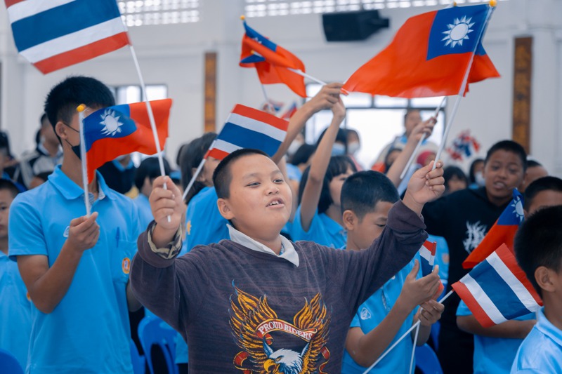 美斯樂當地的學生，揮舞中華民國與泰國國旗。圖／取自立法委員吳斯懷臉書