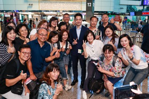 台北市長蔣萬安（中）上任後首次出訪新加坡，出訪前在機場與民眾合影。記者黃仲明／攝影