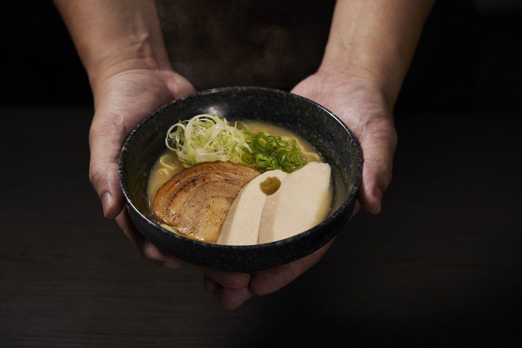 壽司郎攜手雞吉君，聯名推出「壽司郎×雞吉君 雞白湯拉麵」。圖／壽司郎提供