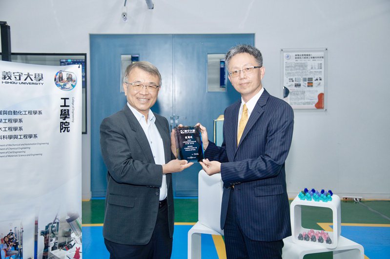 義守大學校長陳振遠(左)致贈感謝狀，由上銀助理總經理吳俊良(右)代表接受。上銀科技提供