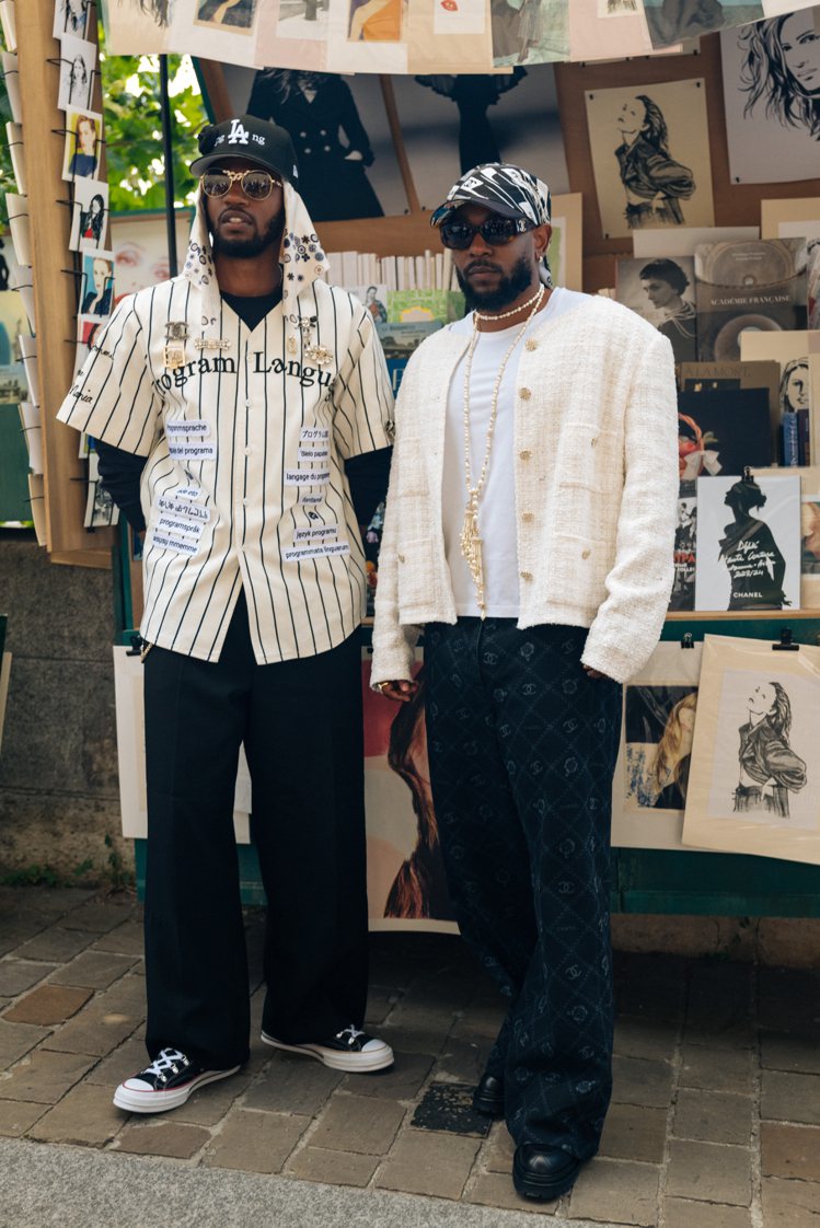 （由左至右）美國電影音樂藝術家Dave Free與Kendrick Lamar出席香奈兒2023/24秋冬高級訂製服大秀。圖／香奈兒提供