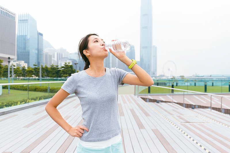 炎炎夏日，國人普遍有水分補充不足的狀況，每天有喝到最佳飲水量的人僅2成，其餘8成的人都沒有攝取足量的水分。圖／123RF