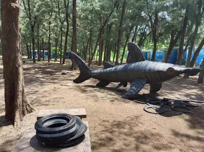以廢棄輪胎皮創作的大鯊魚，作品也接近尾聲。 圖／記者吳傑沐攝影