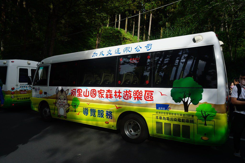 林務局嘉義林區管理處與業者合作推動電動接駁巴士。 攝影：陳昭宏