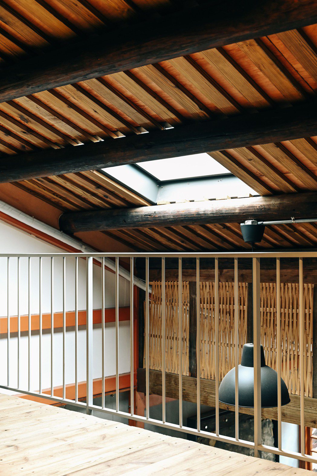 新做的閣樓扶手與樓梯使用鋼構，屋頂開了多扇天窗引進採光。 圖／PJ Wang攝影