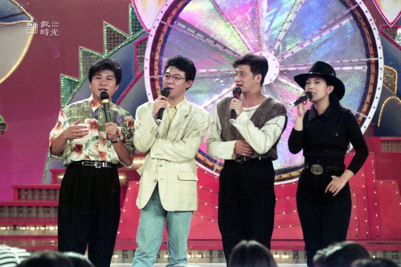 華視播出的「金曲龍虎榜」中，主持人胡瓜（左起）與姜育恆、李亞明、潘美辰一同錄影。圖／聯合報系資料照（1993/08/06 王宏光攝影）