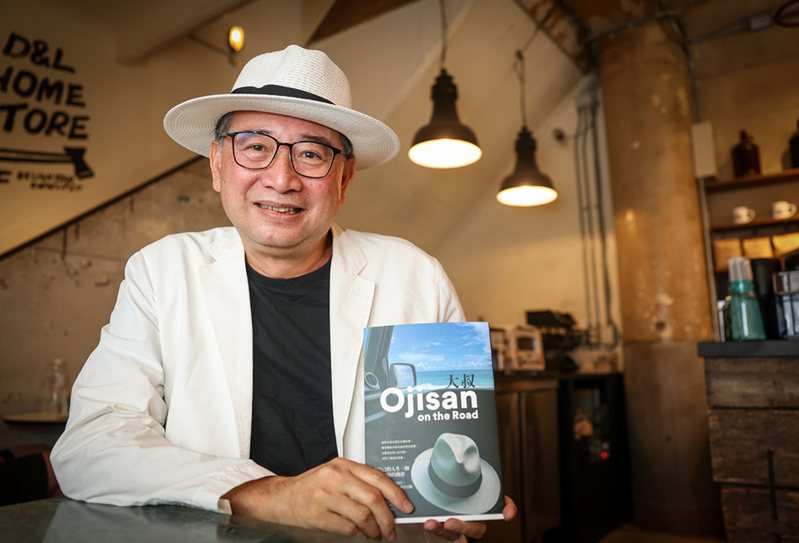 建築學者、作家李清志（圖）近期出版新書「大叔Ojisan on the Road」，他在2022年夏天與好朋友王子亦的環島計畫，同為建築出身的兩人，同樣有公路旅行的夢想，於是各自開著自己的車，展開中年大叔的壯遊。 中央社