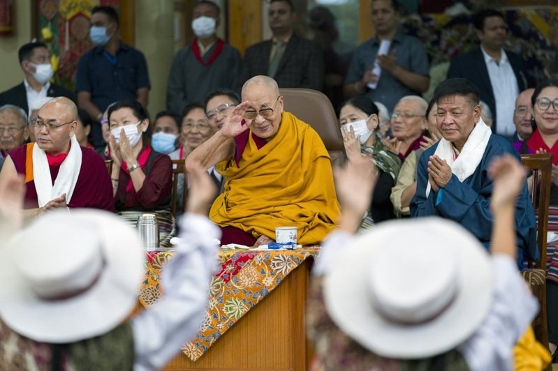 西藏精神領袖達賴喇嘛（中）。美聯社