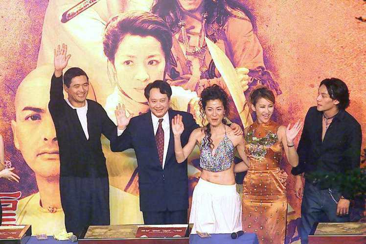 周潤發（左起）、李安、楊紫瓊、李玟、張震歡喜參加「臥虎藏龍」慈善首映。(報系資料)