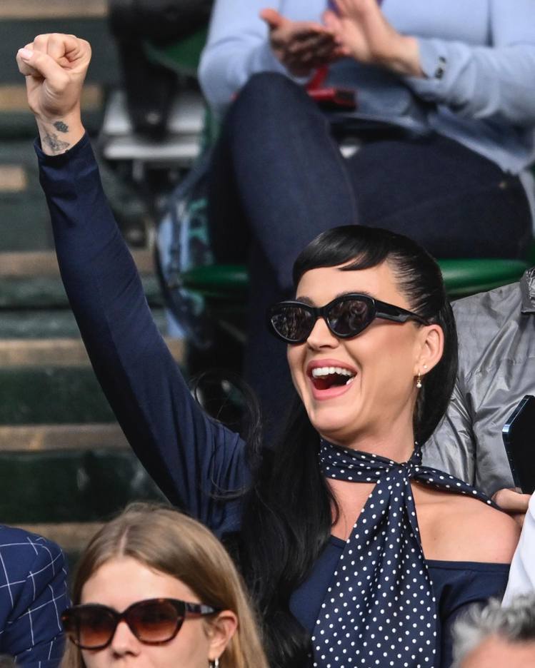 美國歌手凱蒂佩芮（Katy Perry）出席溫布頓網球公開賽觀賽，除了墨鏡、斜肩洋裝搶鏡，深藍色白圓點的方巾也十足搶鏡，優雅大方。圖 / 翻攝自 IG @ Wimbledon