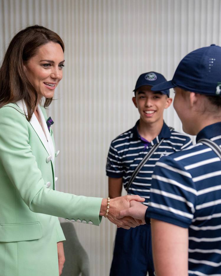 凱特王妃（Kate Middleton）除了在場上觀戰，也在場邊與球賽年輕工作人員致意，展現十足親和力！圖 / 翻攝自 IG @ princeandprincessofwales