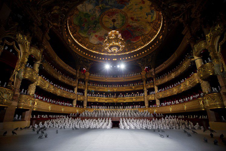 THOM BROWNE首場高訂大秀選在巴黎歌劇院登場。圖／Club 21提供