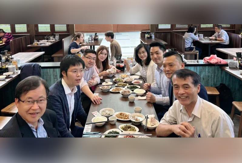 台北市長蔣萬安出訪新加坡，昨與隨行團員用午餐。圖/市議員陳怡君提供