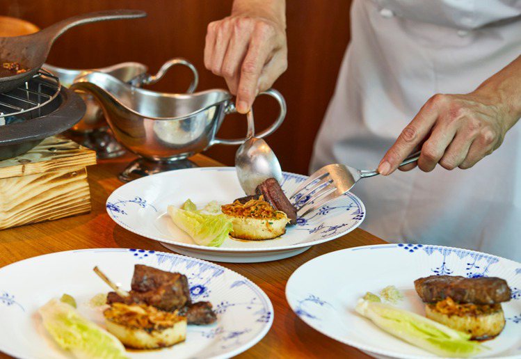 Ukai-tei Kaohsiung西餐儀式感的現場擺盤以及桌邊服務，重視客人的用餐體驗，任何細節都能感受到其款待之心。圖／晶英國際行館提供