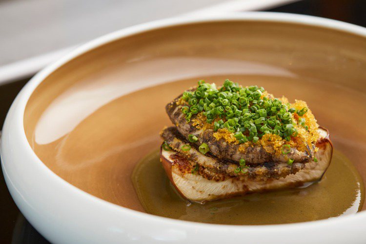 展現鐵板極致精髓的料理、莫過於深獲饕客所喜愛的「鹽蒸鮑魚」。圖／晶英國際行館提供