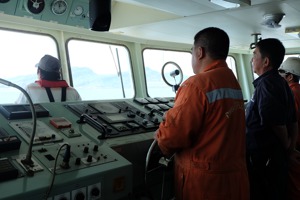 引水人（前著救生衣者）的工作是引導船舶順利進出港，以免船舶因不熟悉港內的潮汐環境而發生意外。圖／聯合報系資料照片