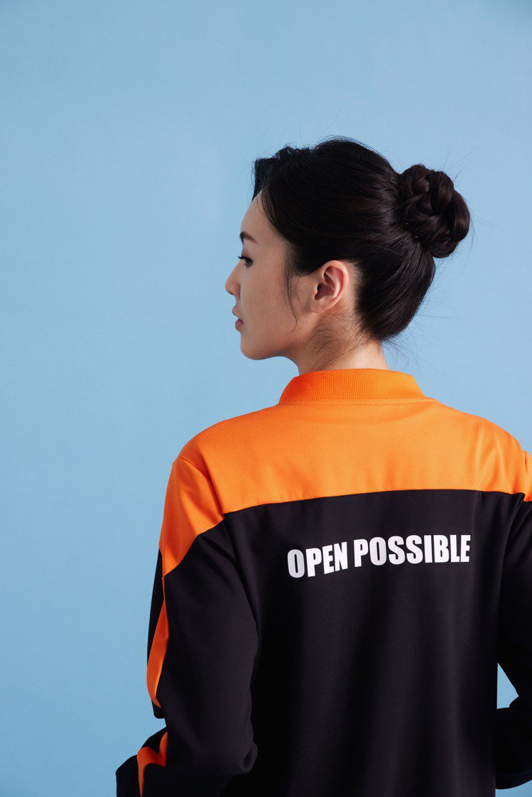 台灣大的精神標語「Open Possible」並出現在T恤或外套的袖口與背面，醒目、簡短、直觀。圖／APUJAN提供