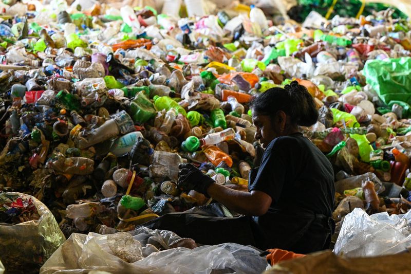 斯里蘭卡每年會製造逾150萬公噸塑膠垃圾，恐阻塞水道並加劇登革熱疫情，當地環保人士盼政府能落實限塑法規。法新社