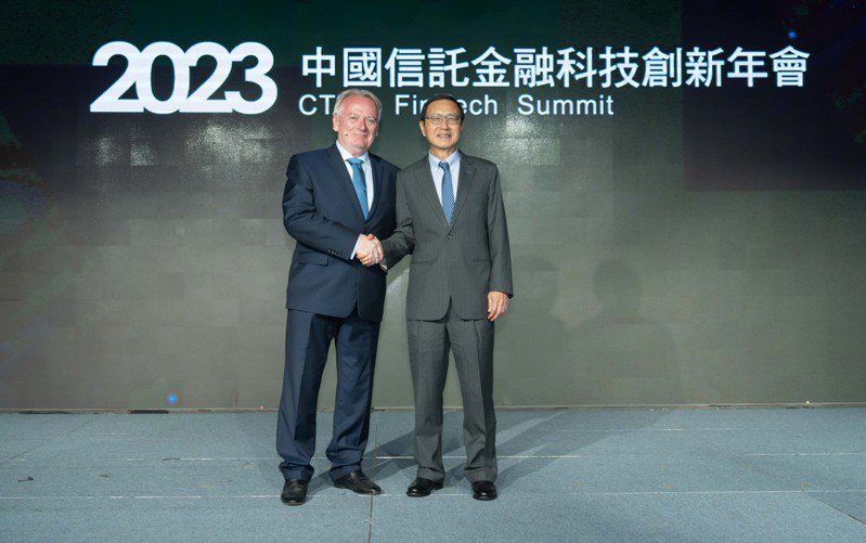 全球金融科技趨勢發展知名評論專家Chris Skinner（左）昨天出席「中國信託金融科技創新年會」，右為中信金控總經理陳佳文。圖／中信金控提供