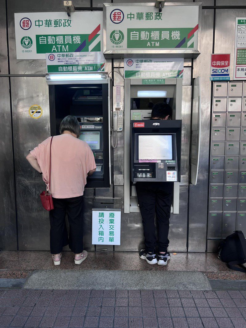 維修工程師人在ATM內維修檢查，意外引發網友討論。圖擷自臉書