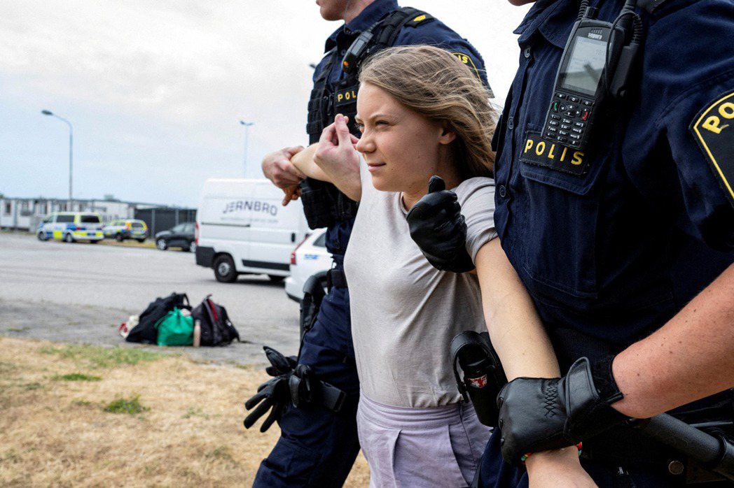 瑞典環保少女童貝里(Greta Thunberg)6月中在瑞典的石油運輸港參加抗...