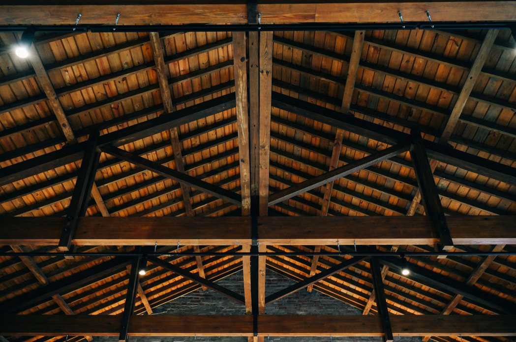 前棟屋頂結構為昭和時期常見樣式，採用新舊木料修復。希望新的裝修不會破壞原始結構，...
