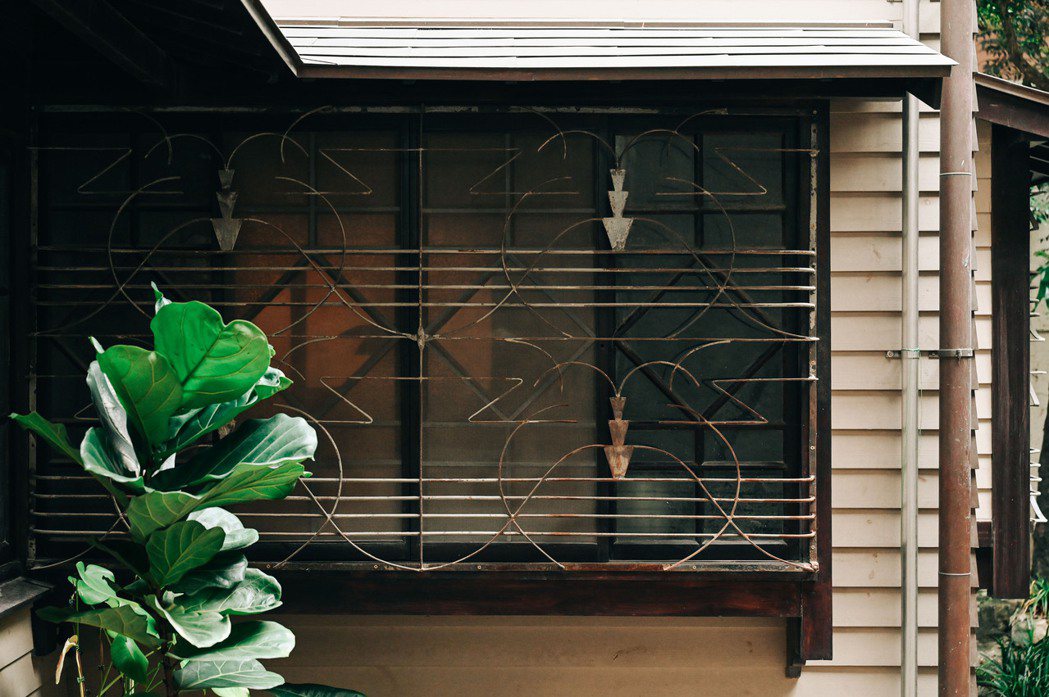 少見的鐵花窗樣式，推測是蘋果的意象。 圖／PJ Wang攝影