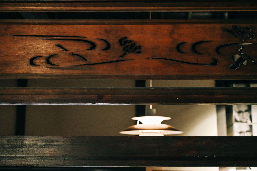 建築事務所裡的木頭隔板雕花，在建成當年是非常精細的技術。 圖／PJ Wang攝影
