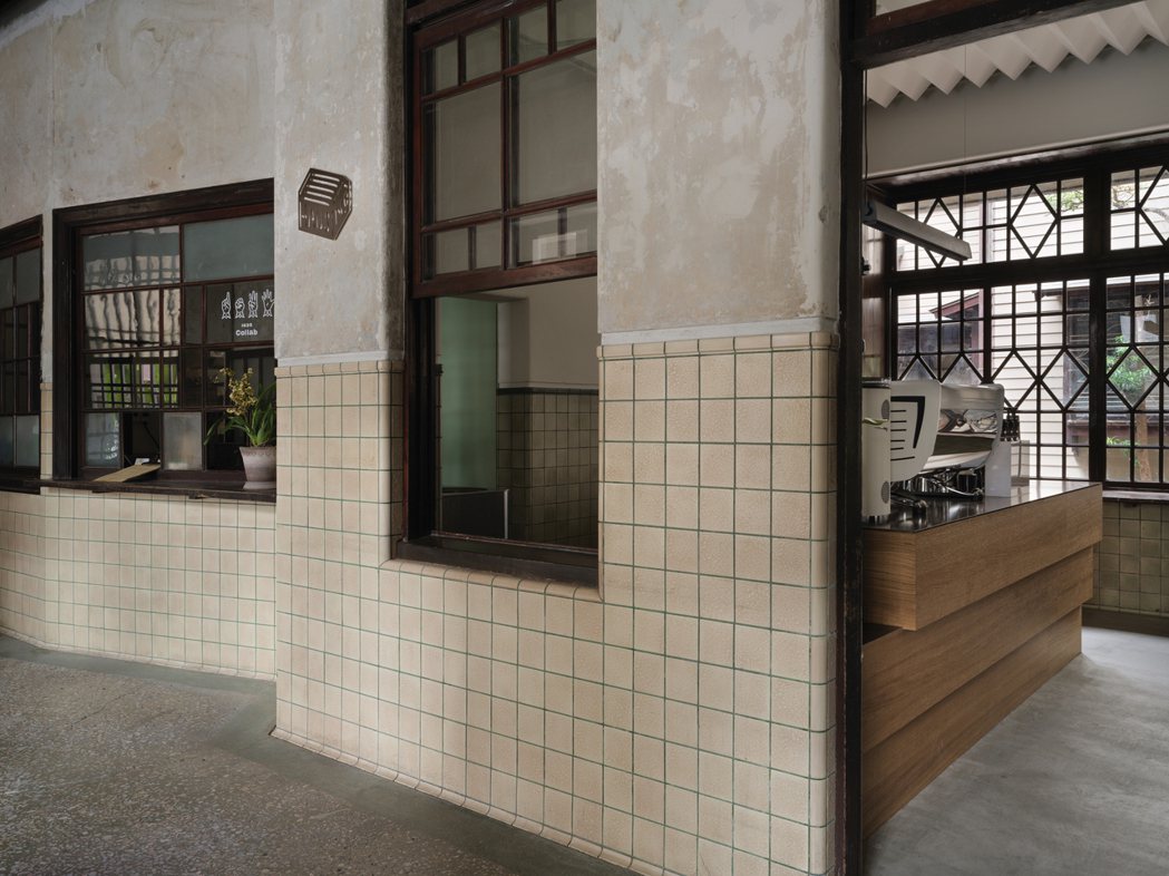 咖啡店一樓，原本的診所掛號櫃檯變成外帶窗口。 圖／Yi-Hsien Lee an...