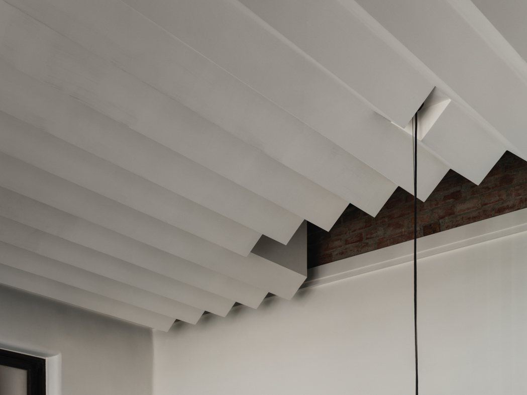 天花板與吧台的設計，貫穿了1035 Collab品牌識別上的幾何元素，也呼應建築...