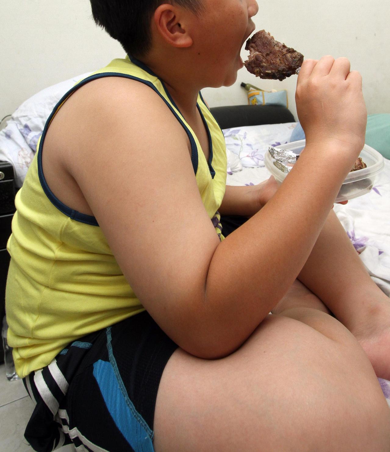 兒童肥胖問題嚴重，可能導致未來的身心理健康問題。(本報資料照片)