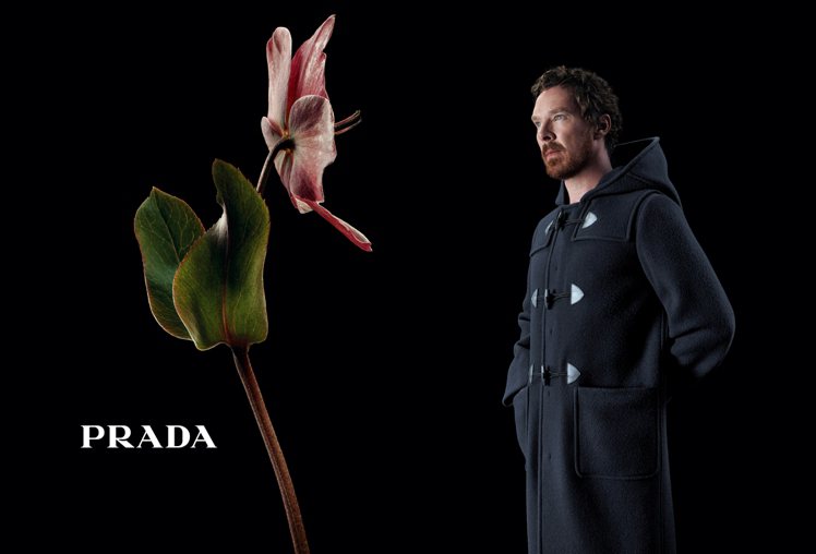 康伯拜區（Benedict Cumberbatch）為Prada拍攝全新形象廣告，展現詩意而抽象的隱喻，並成功於品牌網路社群引起熱烈討論。圖／Prada提供