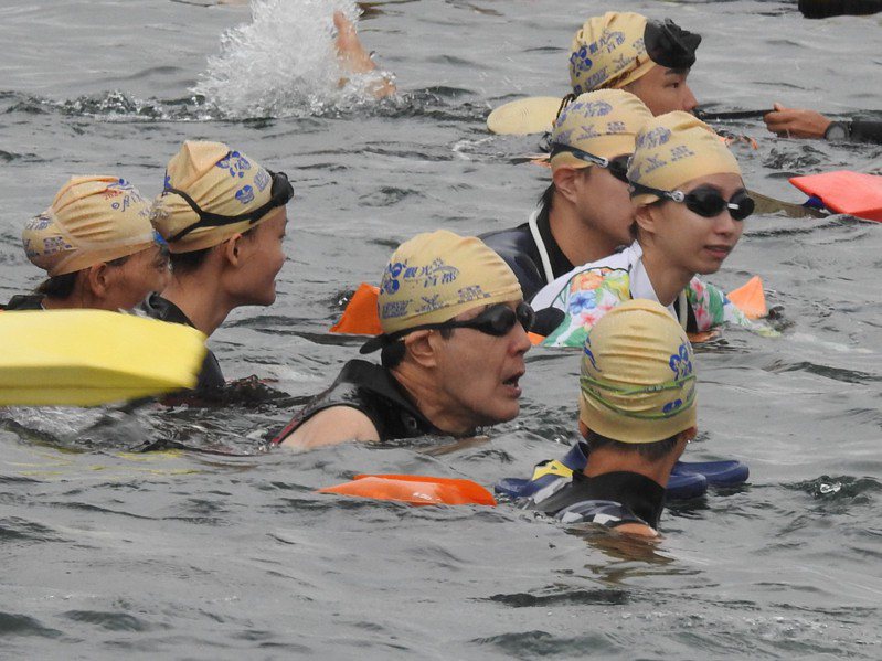 前總統馬英九（中）去年參加日月潭萬人泳渡，是個人9度挑戰。本報資料照片