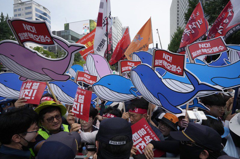 南韓政府點頭認定，日本排放福島核廢水計畫符合國際標準。圖為南韓民眾抗議日本福島核廢水計畫。美聯社