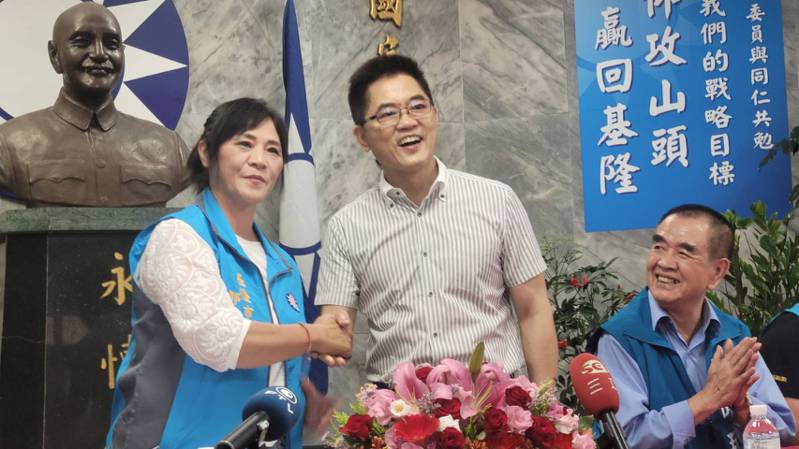 親民黨基隆市議員郭美秀（左）今天宣布重回國民黨，國民黨秘書長黃健庭（右）出席記者會歡迎。記者游明煌／攝影