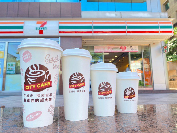 7-ELEVEN CITY CAFE今夏重磅推出900ml CITY CAFE超大咖冰咖啡，延續品牌精神「在城市探索城事」打造全新杯身，環繞插畫風格搭配特色語錄藝術筆觸。圖／7-ELEVEN提供