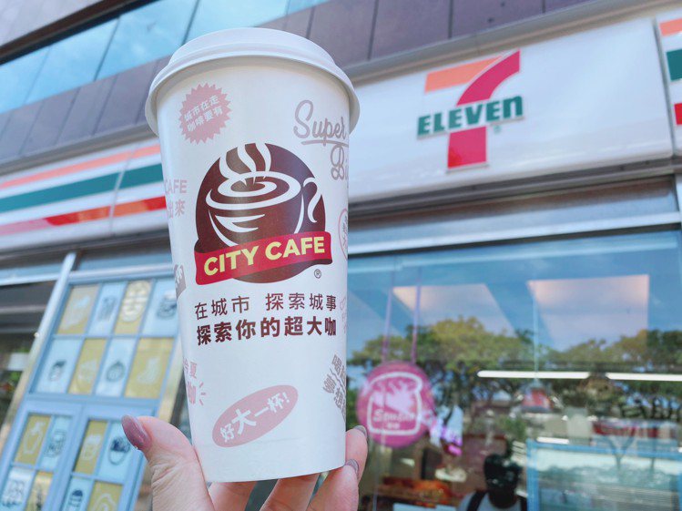 7-ELEVEN CITY CAFE自7月10日起率超商通路之先，於6,700間門市首度推出900ml CITY CAFE超大咖冰美式及拿鐵咖啡，限量65萬杯、售完為止。圖／7-ELEVEN提供