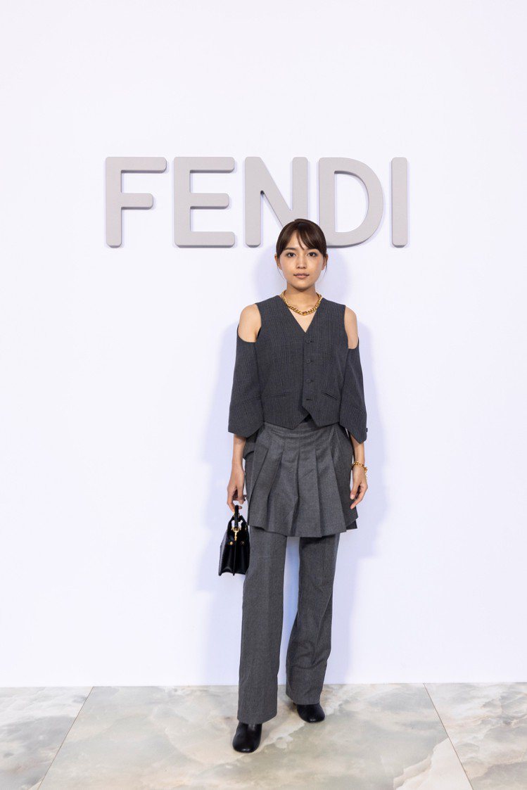 出席FENDI高級訂製服大秀的日本女星的川口春奈，曾演出《歡迎光臨櫻蘭高校》、《絕叫學級》等作品，氣質清新甜美。圖／FENDI提供