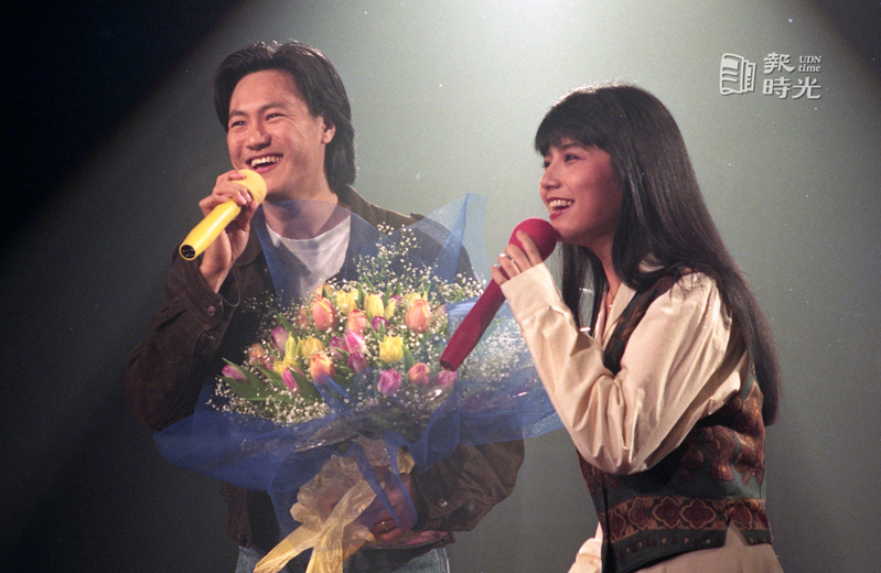 高明駿（左）演唱會，與陳艾湄（右）合唱。聯合報系資料照（1991/03/23 郭肇舫攝影）