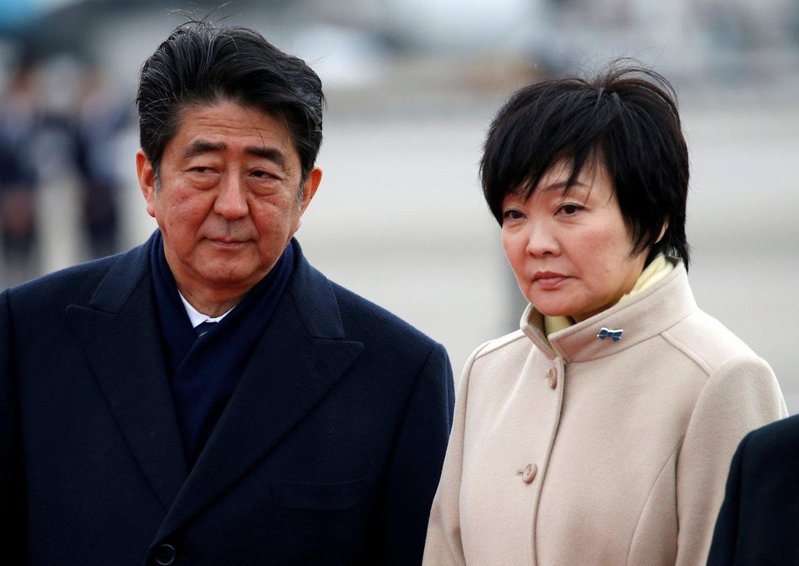 日本首相安倍晉三（左）與夫人安倍昭惠。（路透）