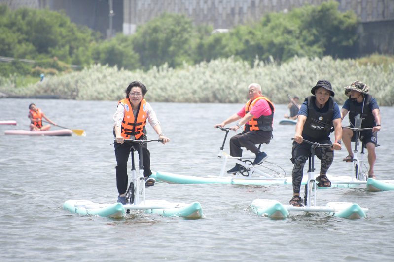 彰化縣「彰濱~海FUN一夏」有多種水上遊樂設施可玩。記者簡慧珍／攝影