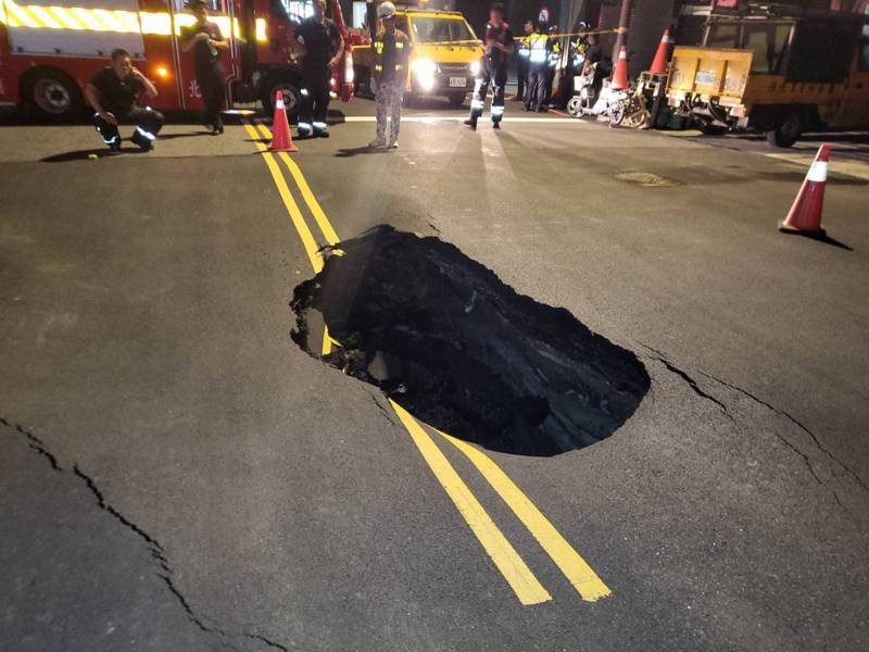 台北市大同區南京西路315號前，昨天深夜11點多發生無預警塌陷意外，車道出現一個大天坑。圖／北市府提供