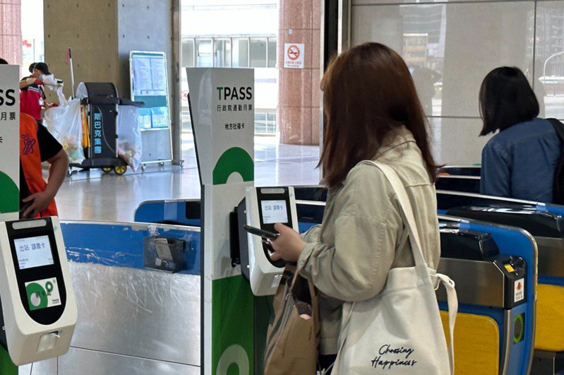 TPASS交通月票上路，台鐵台中站設置專用通道，包含一般悠遊卡、月票、敬老愛心卡等，皆可使用。記者劉柏均／攝影